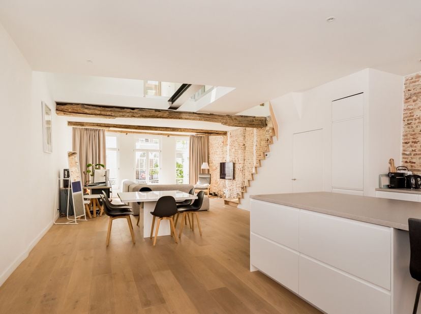 Deze prachtige ruime, monumentale designloft bevindt zicht op de eerste verdieping en is bereikbaar via de trap. De loft heeft een bewoonbare oppervla