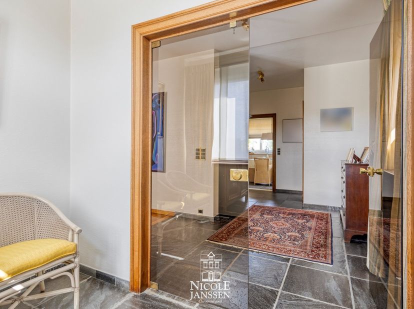 Deze charmante villa is stijlvol afgewerkt met kwalitatieve materialen en biedt dankzij de praktische indeling en vier slaapkamers, alle comfort en ru