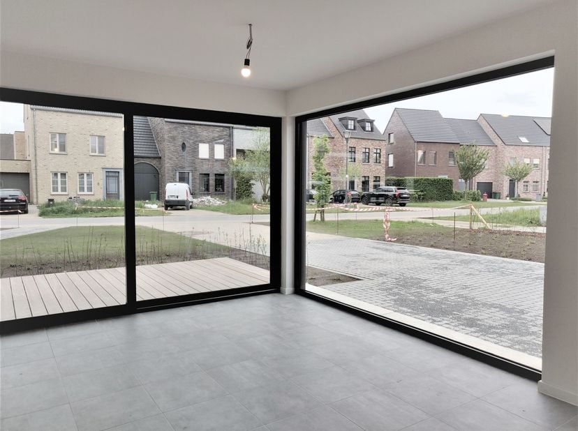 Spacieux appartement de plain-pied avec 1 chambre, terrasse et place de parking<br />
<br />
Situation : Cet appartement moderne bénéficie d'un empl
