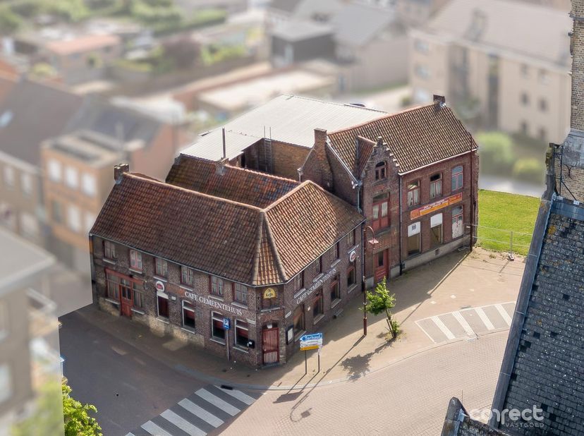 Te renoveren handelszaak met woonst. <br />
<br />
In het centrum van Aartrijke, rechtover de kerk vinden we dit ruim te renoveren handelspand met w