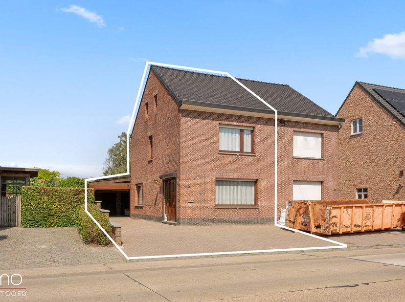 Halfopen bebouwing vlakbij het centrum van Hallaar.<br />
Het gelijkvloers van deze woning biedt een verrassend ruime en praktische indeling. Via de i