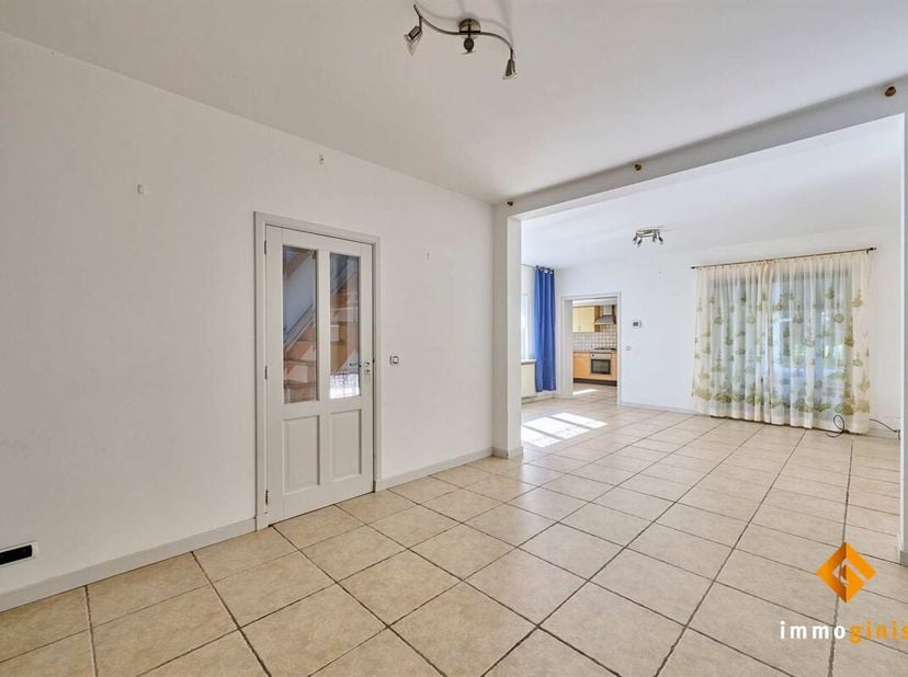 Deze woning is gelegen op een ruim perceel van 59a50ca, omgeven door velden en weilanden en vlakbij het bos.<br />
Indeling gelijkvloers: inkomhal, wo