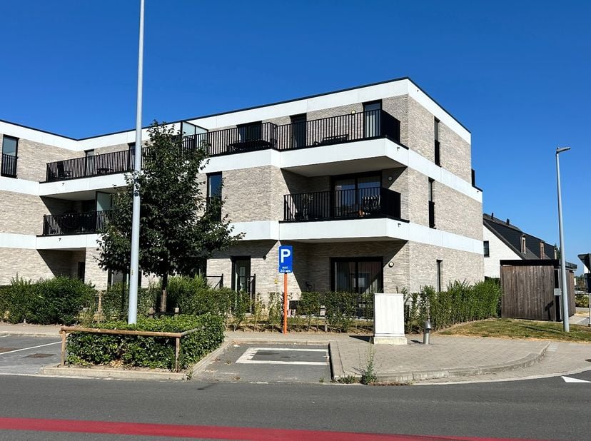 Mooi gelegen hoek-appartement op het gelijkvloers, in residentie De Molen III, gebouwd in 2023.<br />
<br />
Het appartement met 80 m² bewoonbare oppe