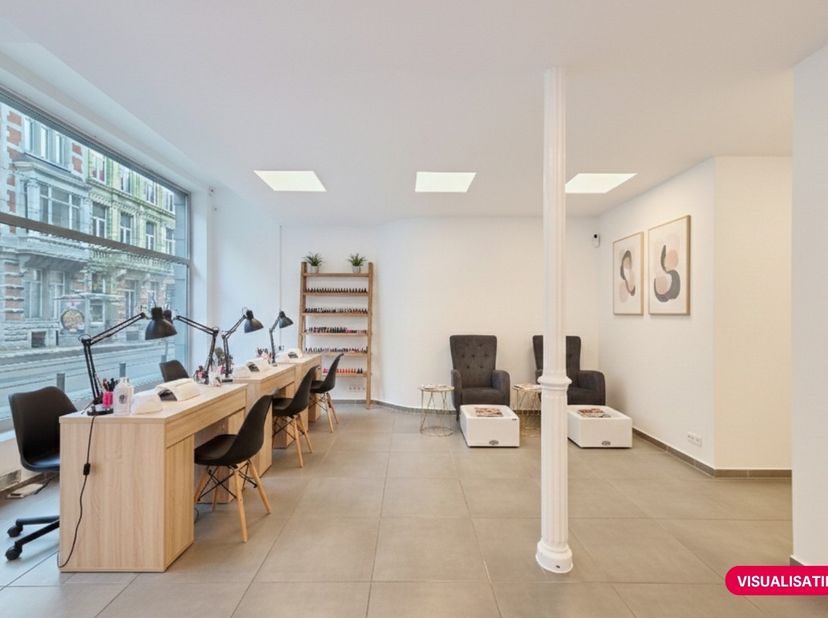 Cette propriété commerciale à louer moderne et commerciale est située dans un emplacement privilégié à Gand, à quelques pas du Korenmarkt et à proximi