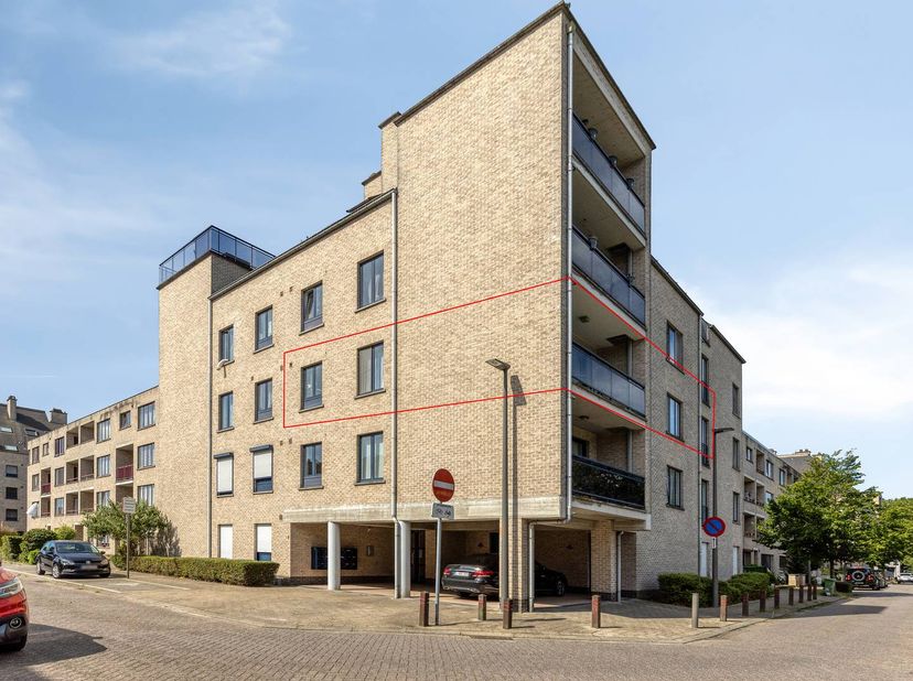 Vous recherchez un appartement situé dans une rue calme, mais avec une excellente accessibilité ? Ce bel appartement semi-ouvert avec un sublime label