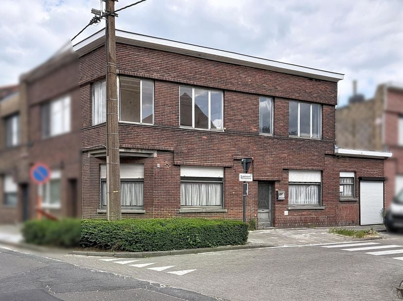 TE RENOVEREN WONING OP TOPLOCATIE -<br />
Stevige renovatiewoning (gesloten bebouwing) op toplocatie. <br />
Bent u op zoek naar een vastgoedproject m