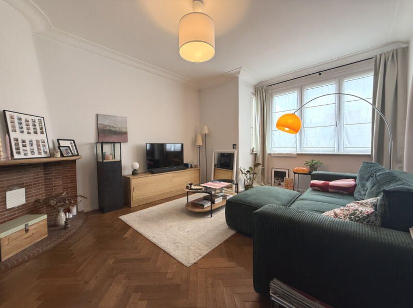 Woluwé-Saint-Lambert, à proximité du Parc George Henri, des commerces et transports en communs, dans un immeuble calme, magnifique appartement rénové