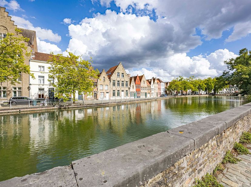Stadwoning met ruim terras in de Kleine Nieuwstraat 23 8000 Brugge. Rustig wonen midden in de stad én genieten van een ruim terras? Deze gezellige, de