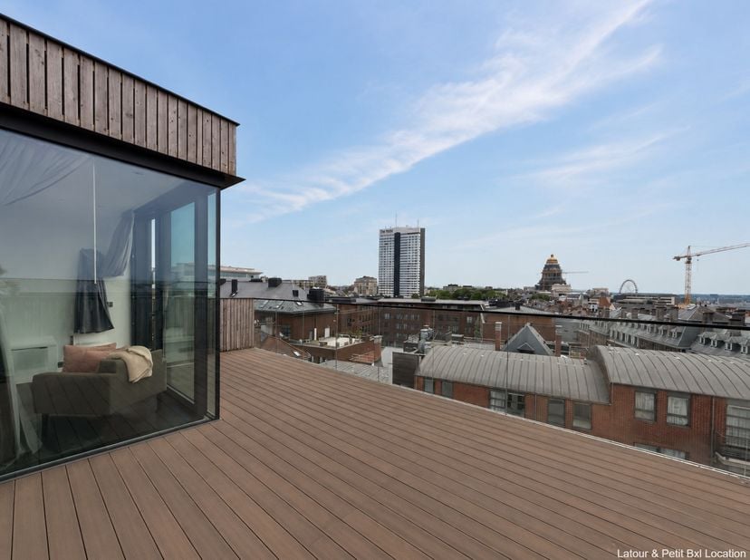 BRUXELLES - Idéalement situé proche de la porte de Namur, des commerces. Ce superbe APPARTEMENT (2ch/1bur/1sdb/1sdd) meublé de ±154m² situé au 5ème et
