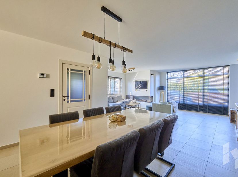 Mooie, instapklare woning (208 m²) met een open leefruimte uitgerust met gashaard, 4 slaapkamers en 2 badkamers.<br />
Buiten is er een afgesloten en