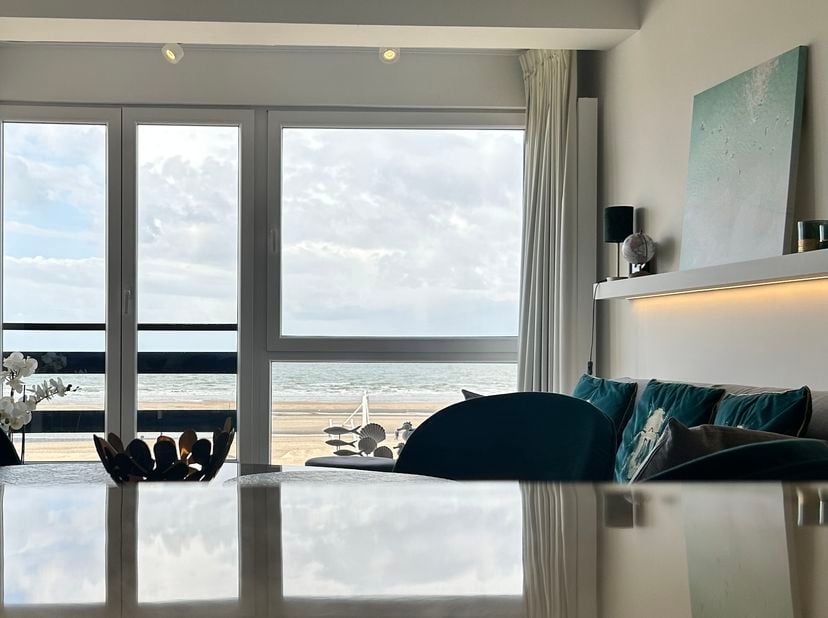 Stijlvolle instapklare parel met frontaal zeezicht in Koksijde-Bad<br />
<br />
Rechtstreeks te koop van de eigenaar.<br />
<br />
Ontdek dit recent e