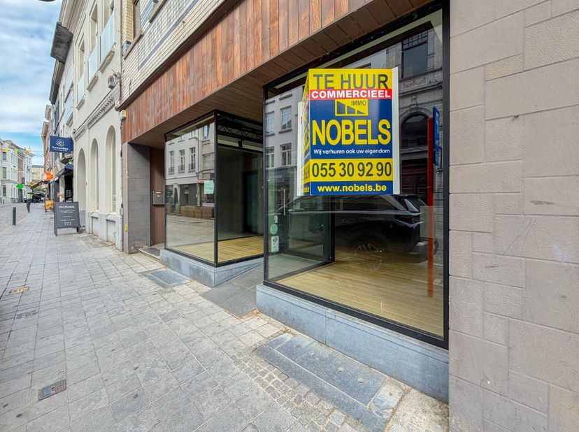 Gelegen op een ABSOLUTE TOPLOCATIE&amp;nbsp;in het bruisende STADSCENTRUM&amp;nbsp;van Oudenaarde, geniet dit handelspand van een UITSTEKENDE ZICHTBAAR&amp;nbsp;e