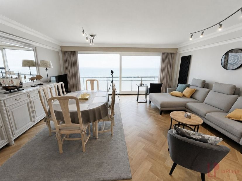 Op een uitstekende ligging aan de zeedijk bevindt zich dit ruime appartement met prachtig zeezicht.<br />
Dankzij de residentie met slechts één appart
