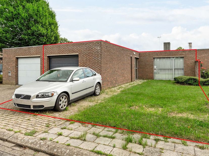 Te renoveren laagbouwwoning met 3 slaapkamers, garage en tuin<br />
Indeling<br />
Gelijkvloers<br />
Via de inkomhal betreedt u de woning, die volled