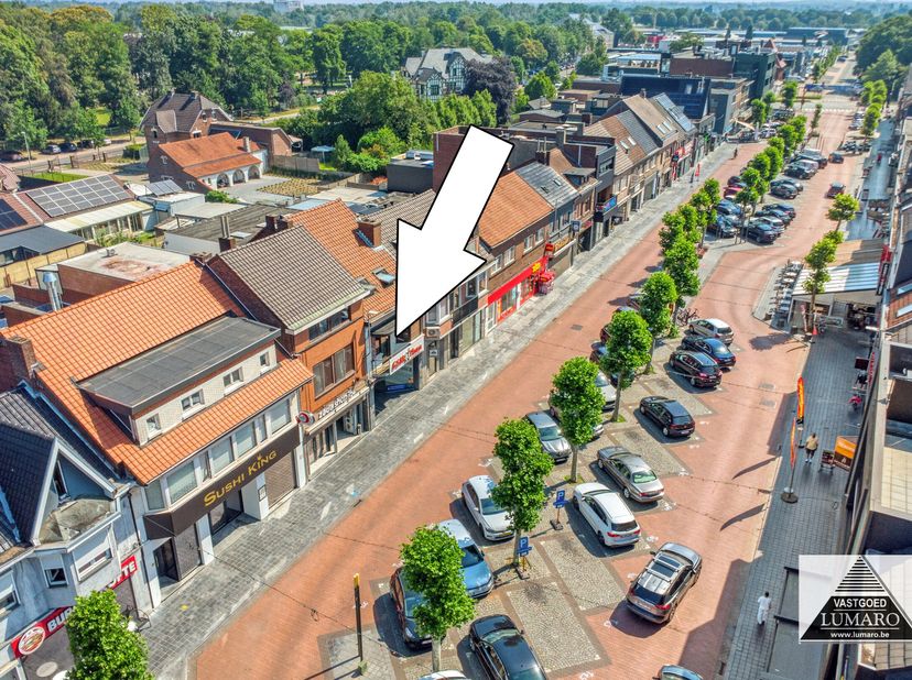Winkelruimte met zeer commerciële etalage en volledig nieuw ingerichte duplex woning, gelegen op de winkelstraat de Pauwengraaf. Het pand heeft een ap
