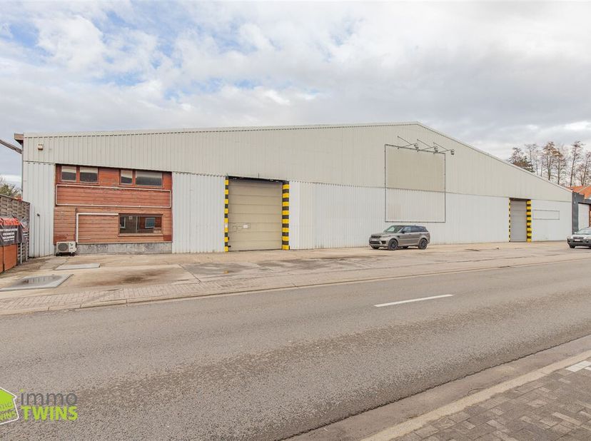Uitzonderlijk ruim industrieel magazijn van ca. 6.900 m² te huur in Schoonaarde<br />
Langs de Steenweg naar Wetteren 16B in Schoonaarde bevindt zich