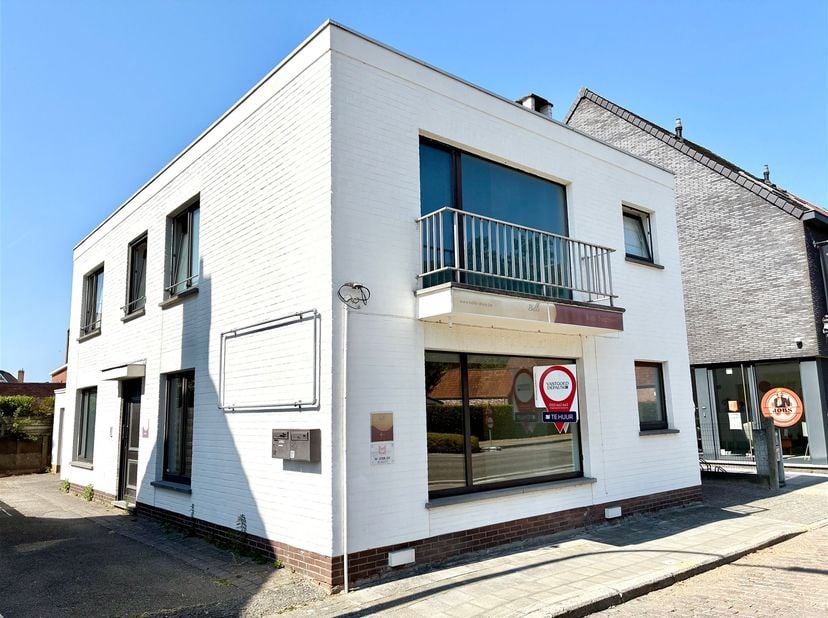 Cet appartement de plain-pied, rénové, est situé au centre de Loppem, à proximité de tous les commerces.<br />
<br />
Agencement : hall d'entrée ave