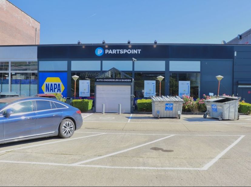 Bedrijfspand te huur in Herent. Showroom en magazijnen met sectionale poorten. Aan Brusselsesteenweg, nabij op- en afritten E314 en E40.<br />
<br />