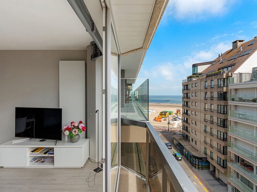 Cet appartement clé sur porte bénéficie d’un emplacement privilégié à proximité immédiate de la plage, de la place Rubens et de La Réserve, avec une a