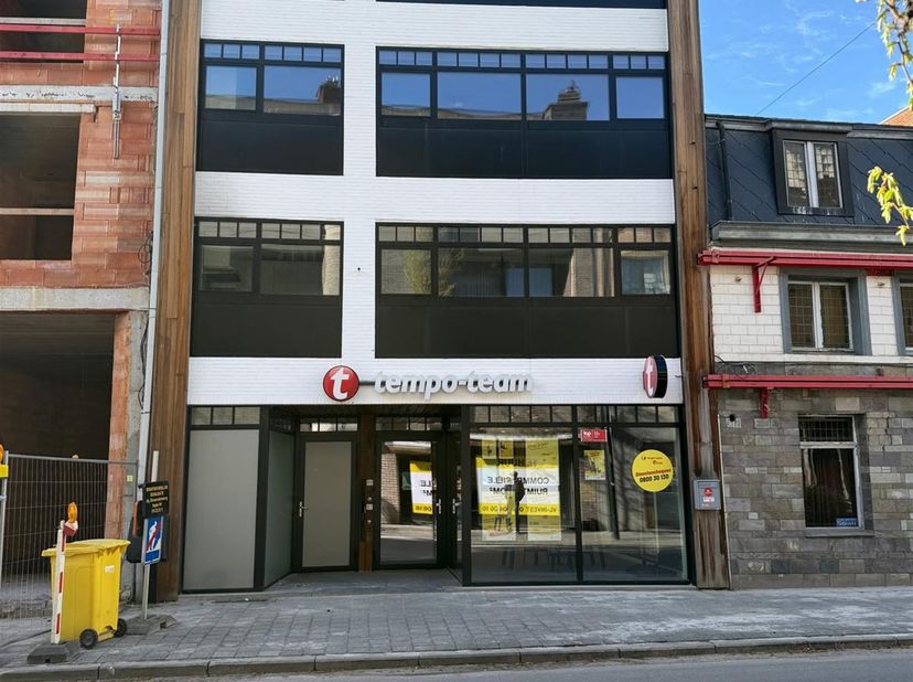 Opbrengsteigendom met handelspand en 3 appartementen te koop in Geel op een super ligging!<br />
Dit opbrengstpand bevindt zich op een zeer gunstige