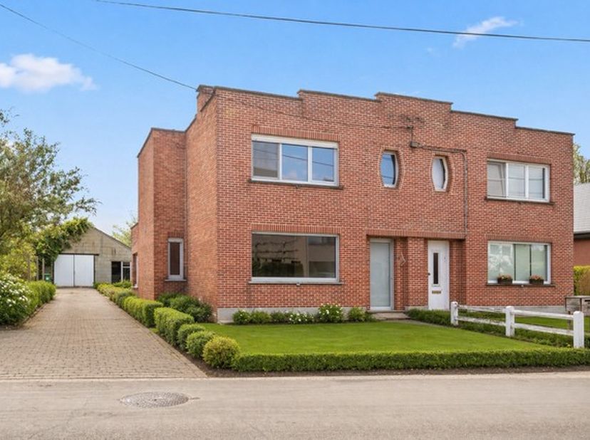 Deze rustig gelegen woning bevindt zich aan de rand van Booischot, op aangename fietsafstand van het treinstation. U geniet hier van een groene en rus