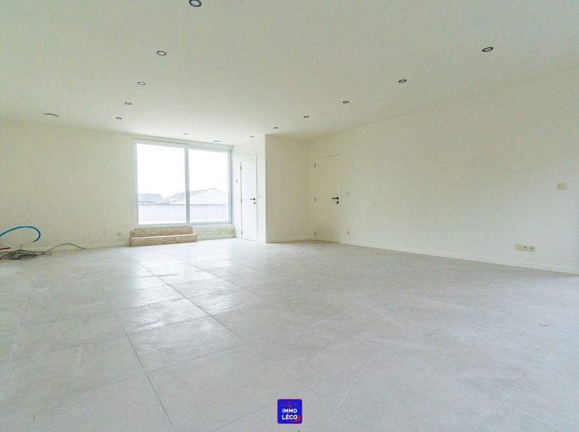 Au premier étage : Hall d'entrée, WC, lumineux et spacieux séjour (salon, salle à manger), cuisine équipée ouverte (en option), accès à une grande ter