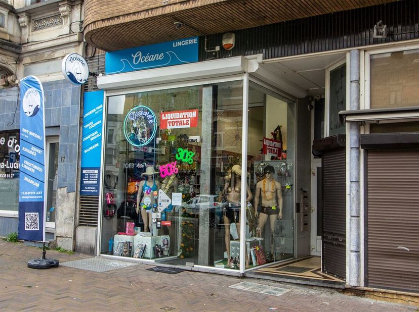 Prachtige winkelruimte van 75 m², ideaal gelegen in de bovenstad van Charleroi en met een uitstekende zichtbaarheid vanaf de straat. Het omvat  Mooie