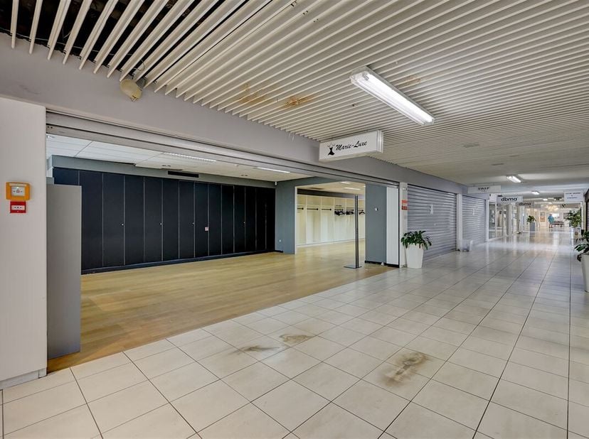 Dit ruime handelspand is gelegen op de eerste verdieping in Shoppingcenter De Kern op de Bist te Wilrijk. De locatie is zeer centraal, pal in het brui