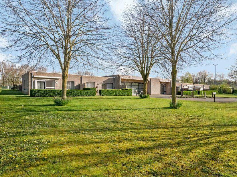 SINT-KRUIS - PRIX DE DÉPART - APPARTEMENT POUR SENIORS (55+) ÉCOLOGIQUEMENT EFFICACE, entièrement meublé et loué avec JARDIN PRIVATIF. Situé au calme