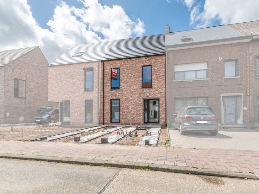 Nieuwbouwwoning, gesloten bebouwing, nabij het centrum van Reet, A12 en E19.<br />
De locatie is zeer gunstig dankzij de nabijheid van openbaar vervoe