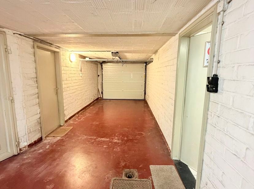 Dit appartement is gelegen in een zijstraat van de Leet en op 200m van de Grote Markt en vormt een ideale belegging! Het appartement is verhuurd aan 7