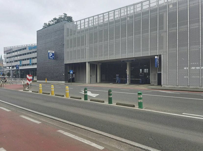 Dans un parking moderne et bien entretenu de la gare de Blankenberge, nous proposons sept places de stationnement stratégiquement situées. Cette oppor