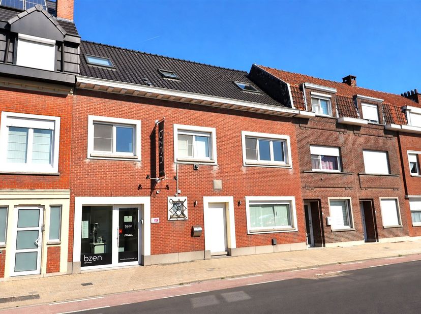 INSTAPKLARE WONING MET ZALIG VEEL WOONRUIMTE EN EXTRA PRAKTIJKRUIMTE<br />
<br />
Achter deze brede gevel schuilt zalig veel woonruimte en een geïnt