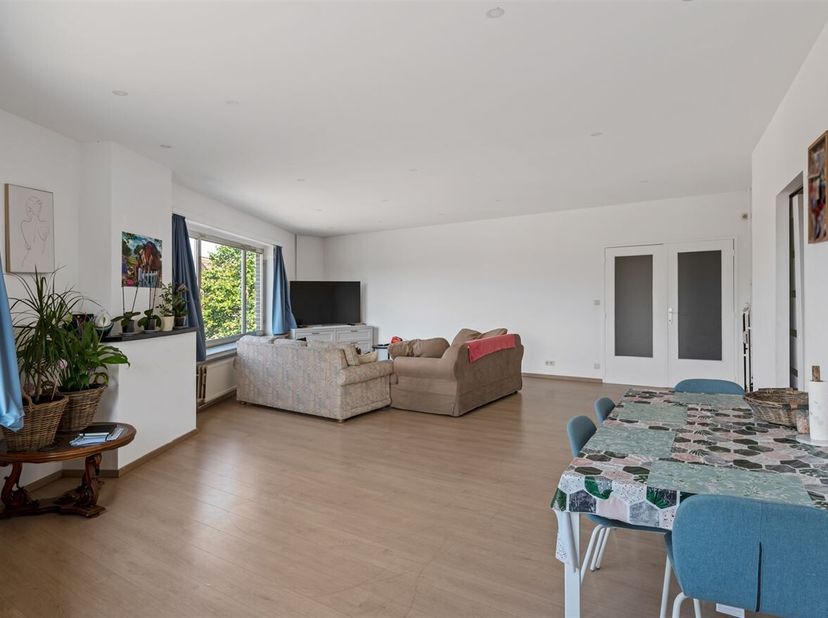 Ruim appartement (+-130m²) met 2 slpks en terras!<br />
Dit verzorgde appartement is gelegen op de tweede verdieping van een goed onderhouden gebouw (