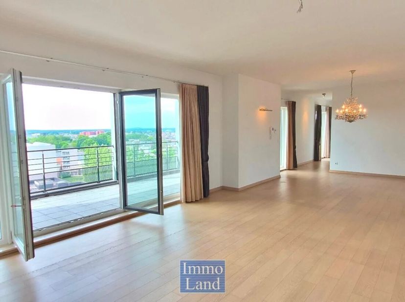 Kramerslaan 15 / Boerenkrijgsingel - Hasselt<br />
Ruim en energiezuinig appartement van 140 m2 met een groot terras van 40m².<br />
- Het appartement