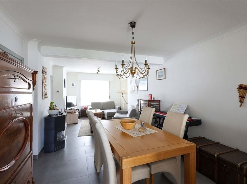 Verrassend ruime gezinswoning met 3 slaapkamers en zonovergoten tuin - Toplocatie <br />
Omgeving:<br />
+ Gelegen op wandelafstand van dé shoppingsta