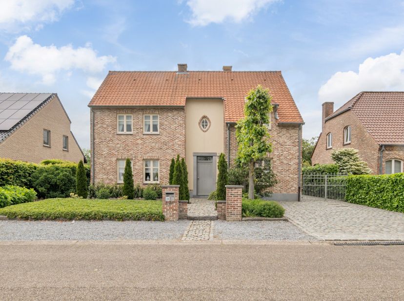 Deze stijlvolle woning is gelegen op een perceel van 6a32ca are op een rustige locatie te Kinrooi. De woning beschikt over 4 slaapkamers en 2 garages!