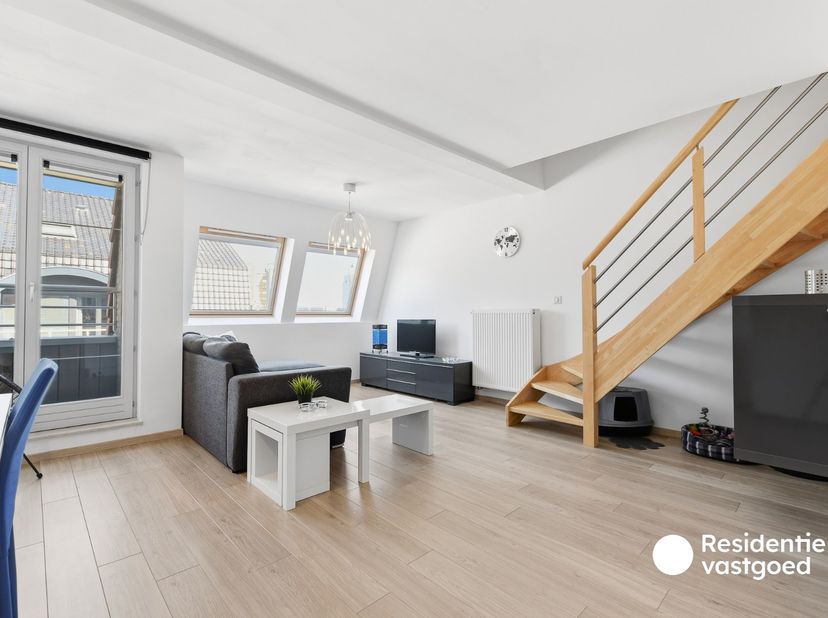 Ontdek dit gezellige duplex-dakappartement, gelegen in het bruisende centrum van Blankenberge, op wandelafstand van winkels, horeca, openbaar vervoer