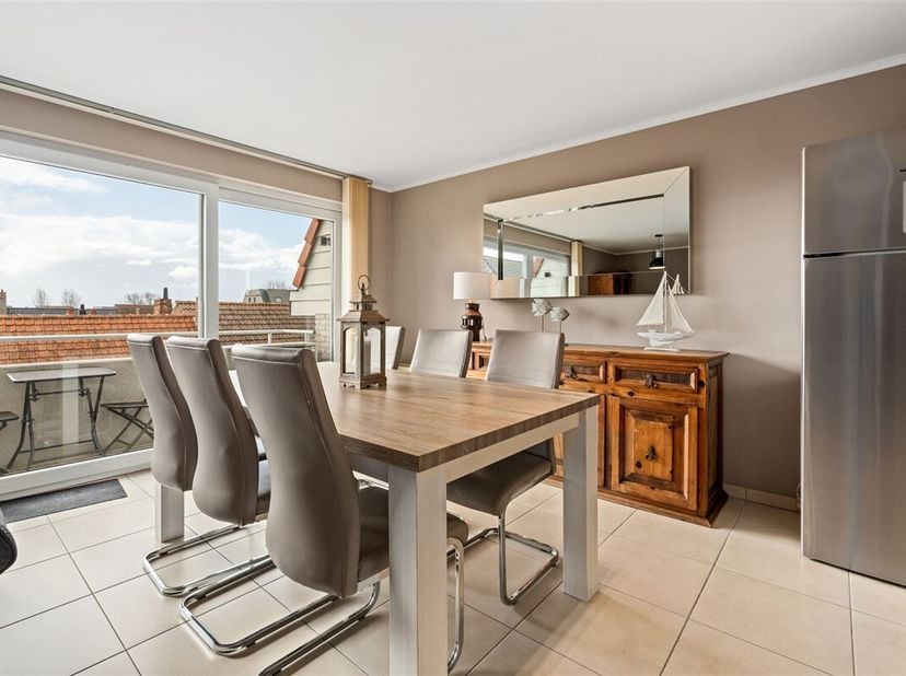 Instapklaar duplex appartement met terras <br />
Op zoek naar een lichtrijk en verzorgd appartement vlak bij zee? Dit stijlvolle duplex appartement (3