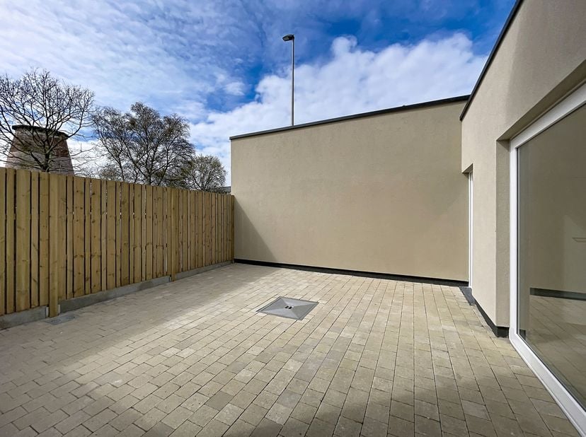 Ligging<br />
Bent u op zoek naar een instapklare woning op een toplocatie? Deze volledig professioneel gerenoveerde woning in Zwijnaarde combineert m