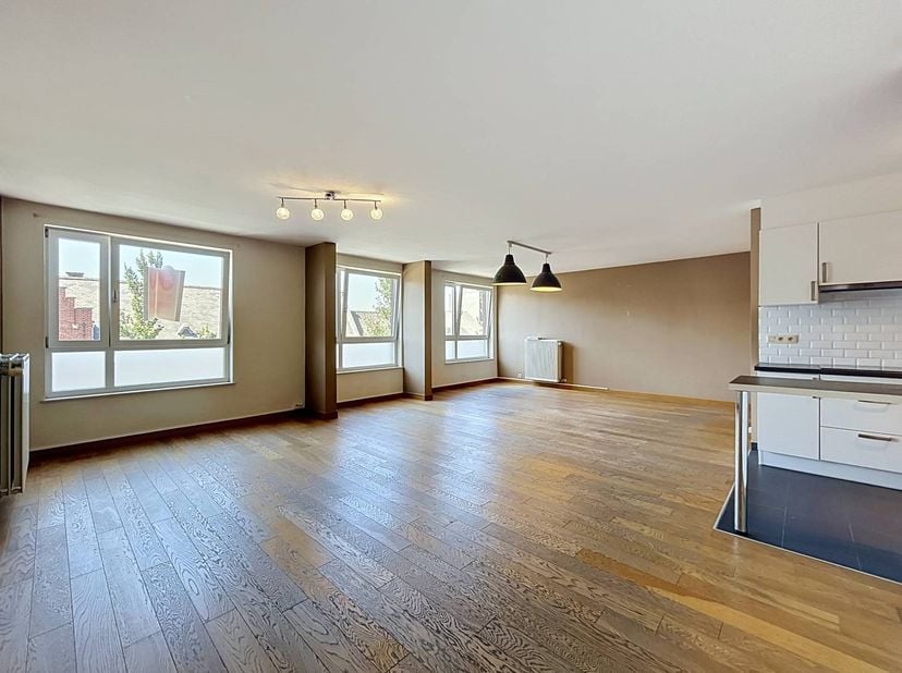 Bel appartement avec la disposition suivante : <br />
- espace de vie spacieux et lumineux <br />
- cuisine ouverte (réfrigérateur, plaque vitrocérami