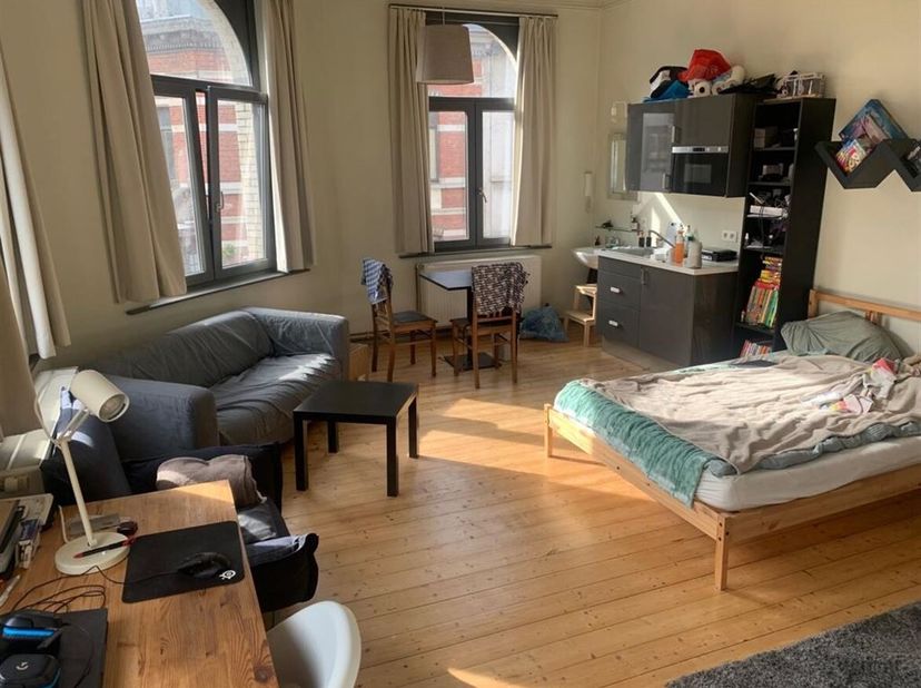 ENKEL VOOR STUDENTEN - ONLY FOR STUDENTS <br />
Deze studentenkamer is centraal gelegen in Antwerpen. De kamer beschikt over een lavabo. De keuken en