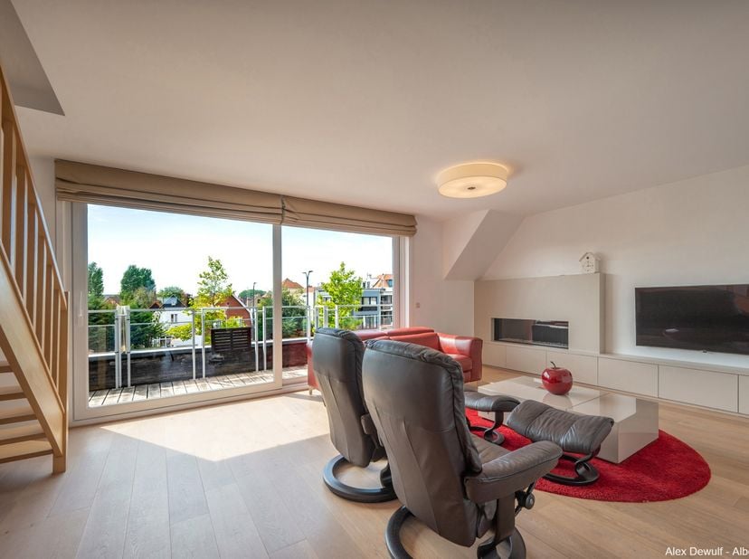 Dans cette belle résidence à taille humaine, construite en 2014, nous vous proposons à la vente un spacieux appartement duplex comprenant 3 chambres à