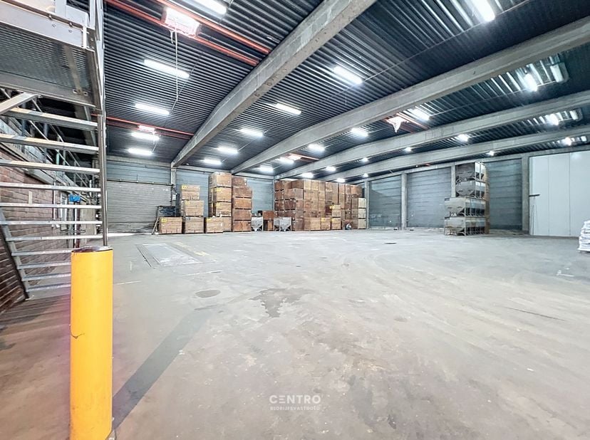 Benaderende bruto-AFMETINGEN:&amp;nbsp;<br />
Magazijn: 830m²&amp;nbsp; (30 x 27,67m).<br />
Ruim verhard gemeenschappelijk parkeerterrein met slagboom.<br />