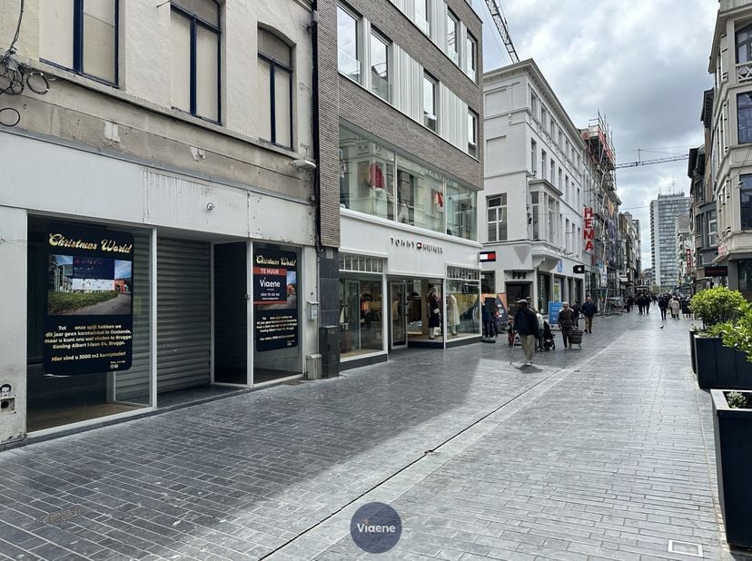 Ruim handelspand commercieel gelegen in de winkel-wandelstraat – opvallend pand op AAA-locatie in de Kapellestraat – open handelsruimte 110 m² met gro
