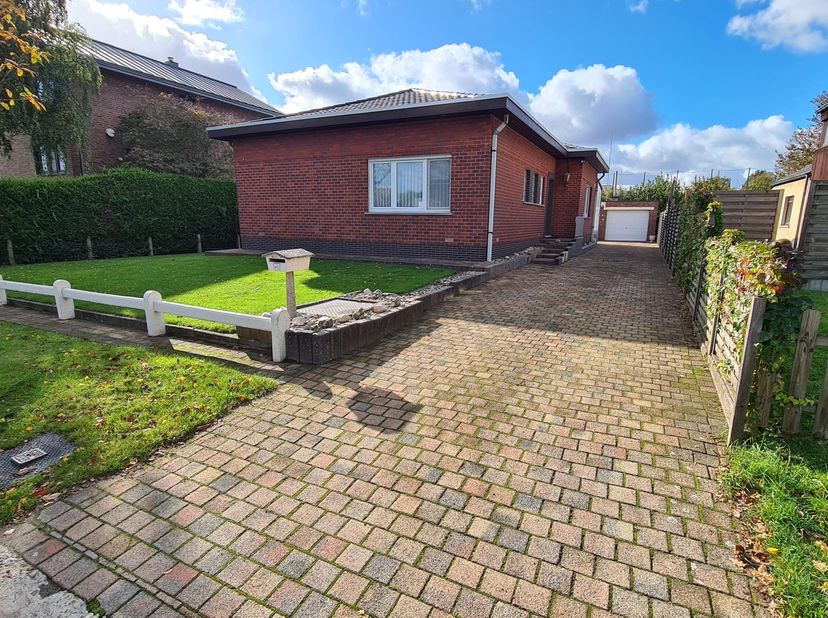 Située dans un environnement calme et verdoyant à Oostakker, près de Gand, cette charmante maison de plain-pied se trouve sur un terrain de 640 m² et