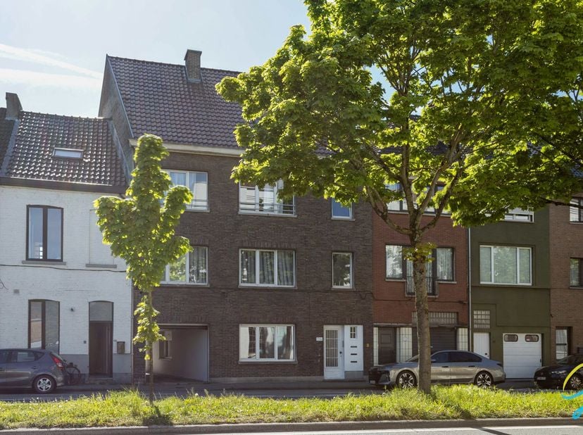 TE KOOP - GENT<br />
Bezoeken op afspraak – Contacteer Bruno via 0495 12 20 64.<br />
Dit ruime appartement, gelegen op de Rooigemlaan 37 in Gent, gen