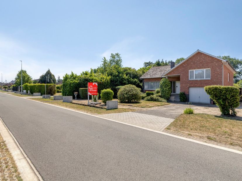 Deze gezinswoning met 3 slaapkamers biedt heel wat potentieel en is rustig gelegen in Olmen. Alle voorzieningen, zoals winkels, horecazaken, scholen e