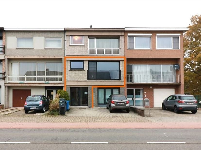 Dit verzorgd appartement is uitstekend gelegen in het hart van Aarschot, op wandelafstand van het station, winkels, scholen en met een vlotte verbindi