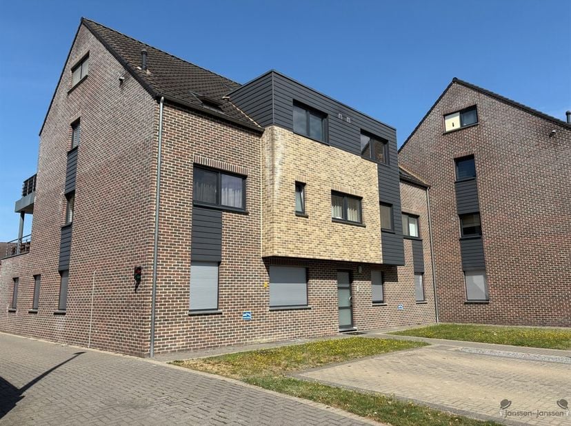 Ruim duplex appartement met terras en ondergrondse staanplaats te huur in Leopoldsburg <br />
Bent u op zoek naar een ruim en comfortabel appartement